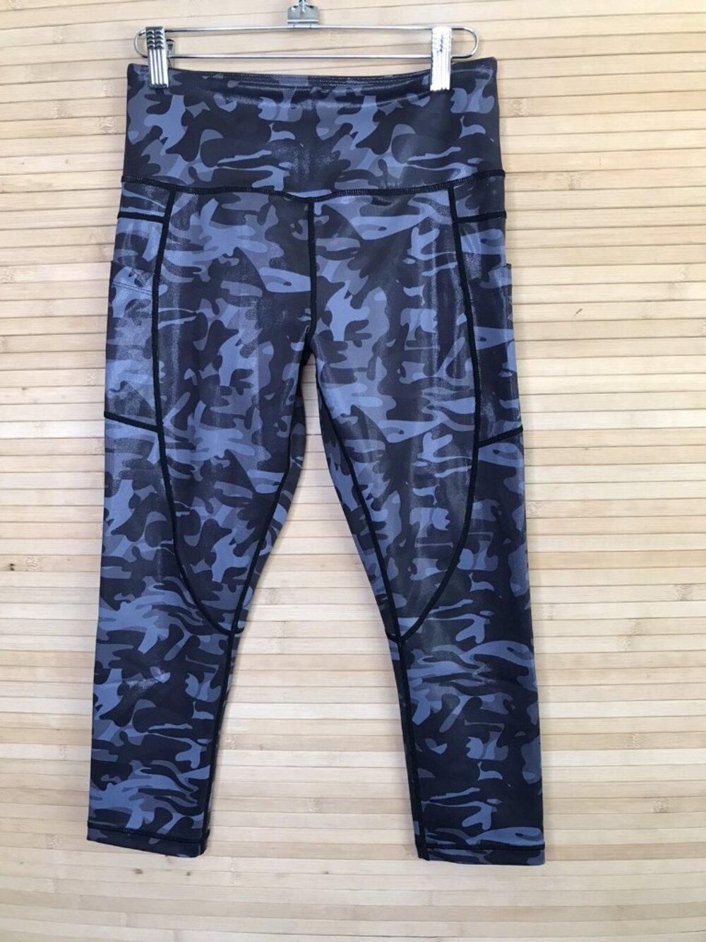Zyia Active Womens Leggings size 6-8 Black Camo inseam 20" High rise Luxe Capri